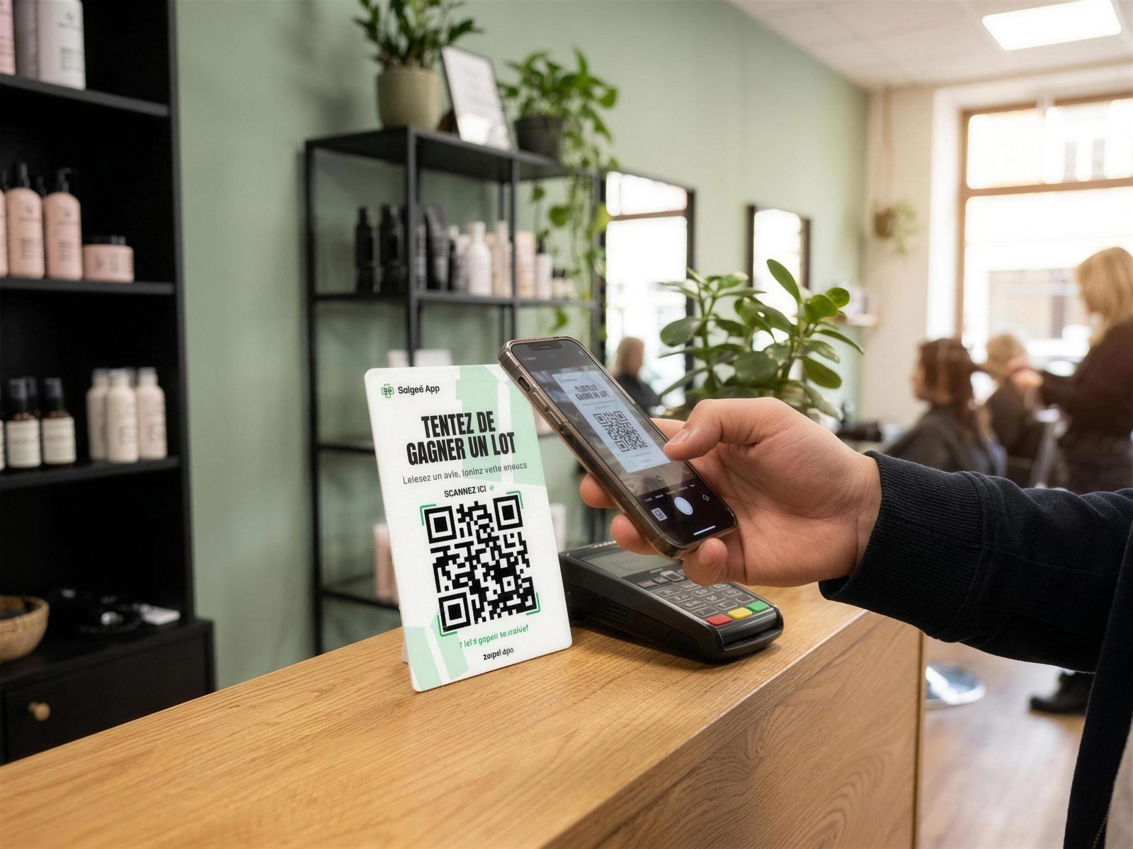 Chevalet QR Soigné App debout en caisse dans un salon